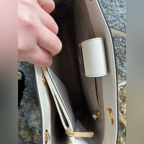 Michael Kors Teagan large Pebble Leather tote with gold accent - Picture 4 of 7